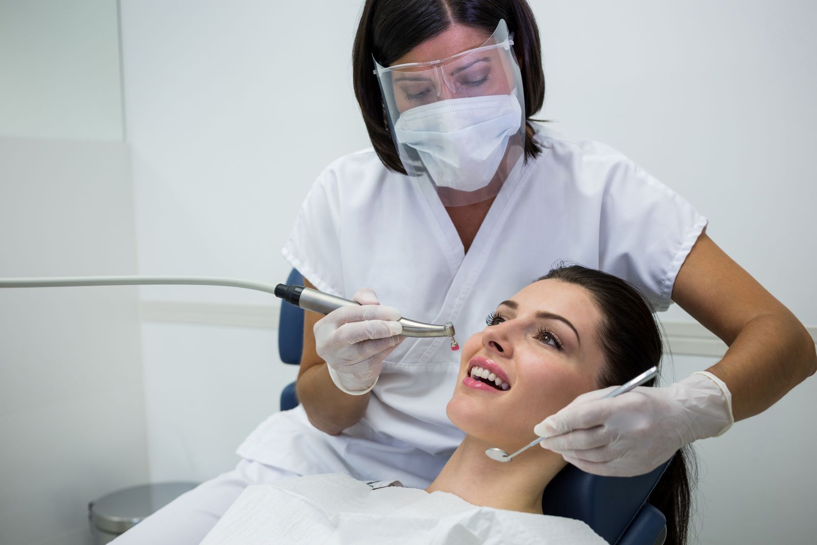 dentist-examining-female-patient-with-tools_menor.jpg