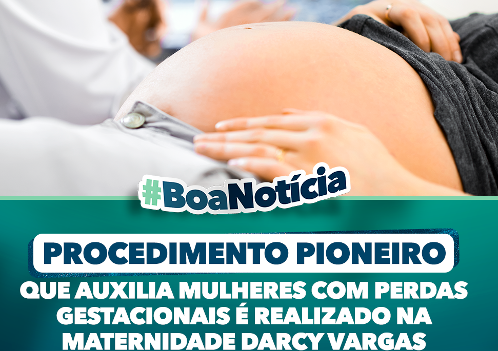 Imagem com o texto: “#BoaNotícia — Procedimento pioneiro que auxilia mulheres com perdas gestacionais é realizado na Maternidade Darcy Vargas”. Ao fundo, há uma fotografia de uma mulher grávida deitada, com as mãos sobre a barriga, enquanto um profissional da saúde realiza um exame com estetoscópio. A composição tem um tom positivo e informativo, destacando um avanço na área da saúde materna.