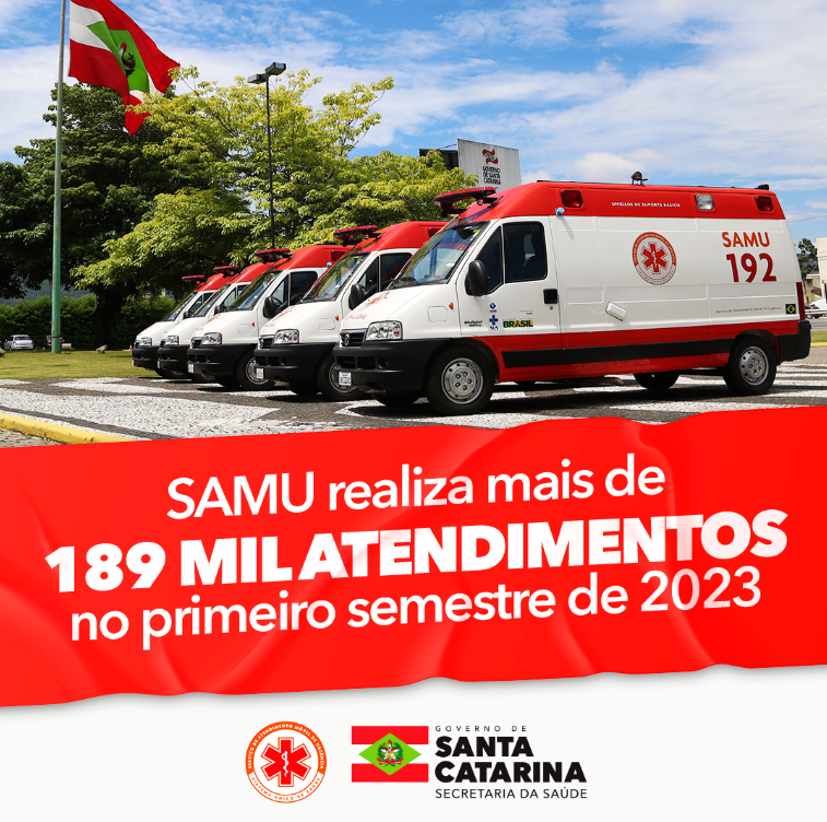 Imagem com ambulâncias do SAMU enfileiradas ao lado de uma bandeira de Santa Catarina. Texto diz: 'SAMU realiza mais de 189 mil atendimentos no primeiro semestre de 2023'. Logotipos do SAMU e do Governo de Santa Catarina - Secretaria da Saúde aparecem na parte inferior.