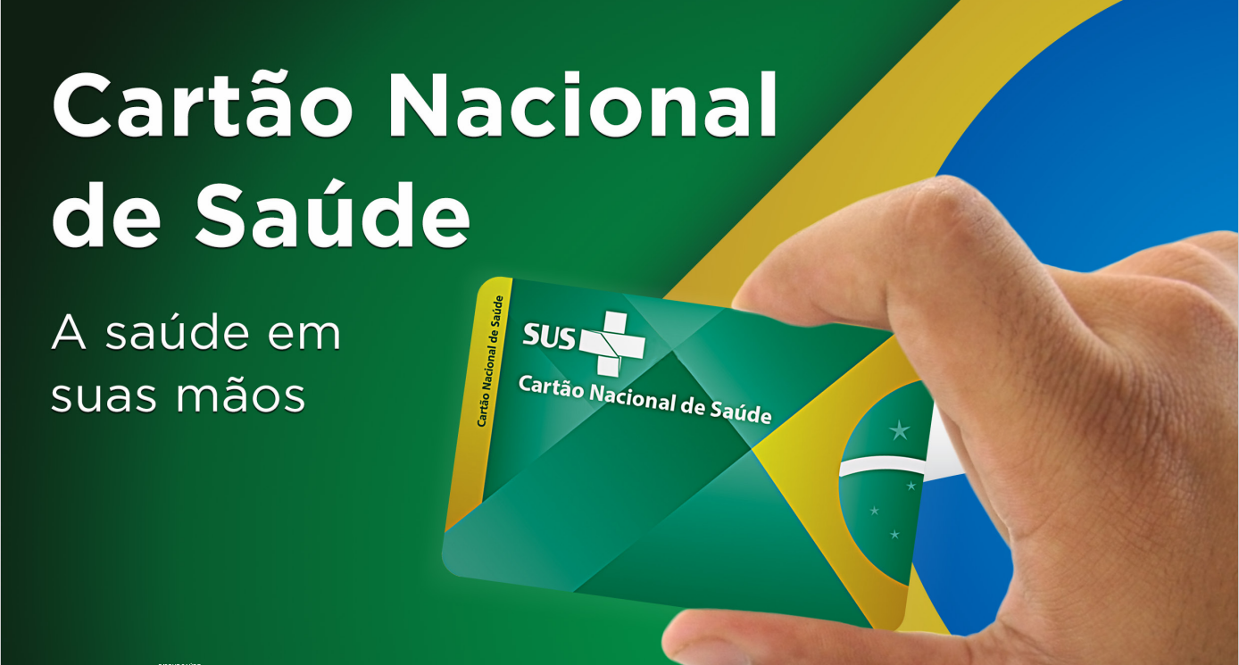 Imagem com fundo em tons de verde e azul da bandeira do Brasil. À esquerda, está escrito “Cartão Nacional de Saúde” e abaixo, “A saúde em suas mãos”. À direita, uma mão segura um cartão verde com o logotipo do SUS (Sistema Único de Saúde) e o texto “Cartão Nacional de Saúde”.