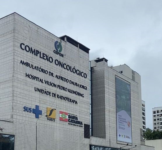 Fachada do Complexo Oncológico CEpon, com os nomes das unidades de atendimento e logotipos do SUS, FAHECE e Governo de Santa Catarina.