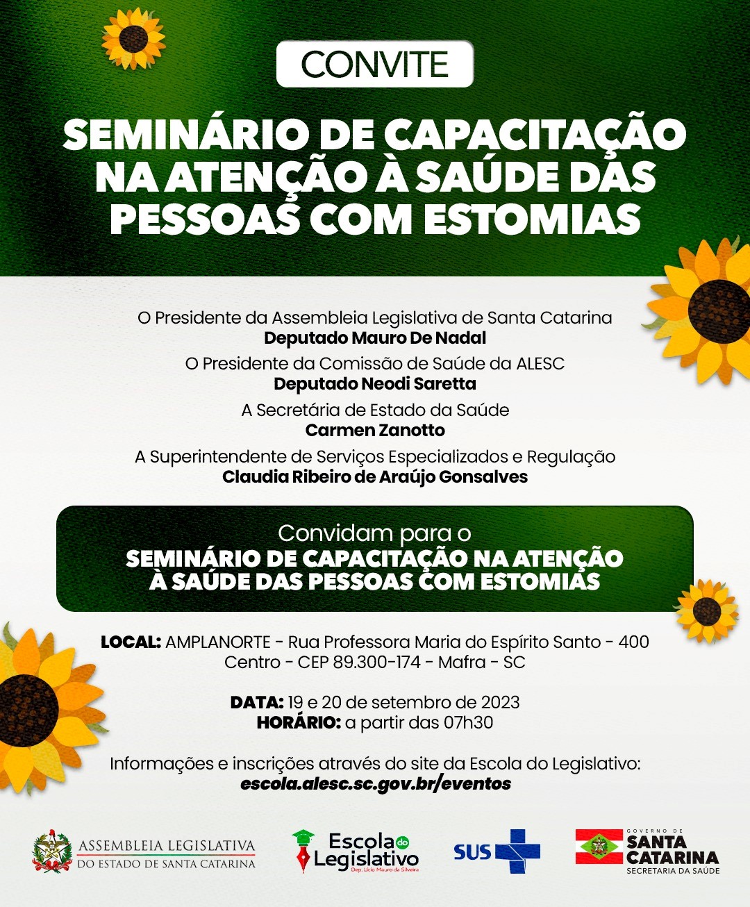 Cartaz de convite para o "Seminário de Capacitação na Atenção à Saúde das Pessoas com Estomias". O evento é promovido pela Assembleia Legislativa de Santa Catarina, com apoio da Secretaria de Estado da Saúde e do SUS. Será realizado nos dias 19 e 20 de setembro de 2023, a partir das 07h30, no AMPLANORTE, em Mafra-SC. O cartaz contém ilustrações de girassóis e os logotipos da Alesc, Escola do Legislativo, SUS e Governo de Santa Catarina.