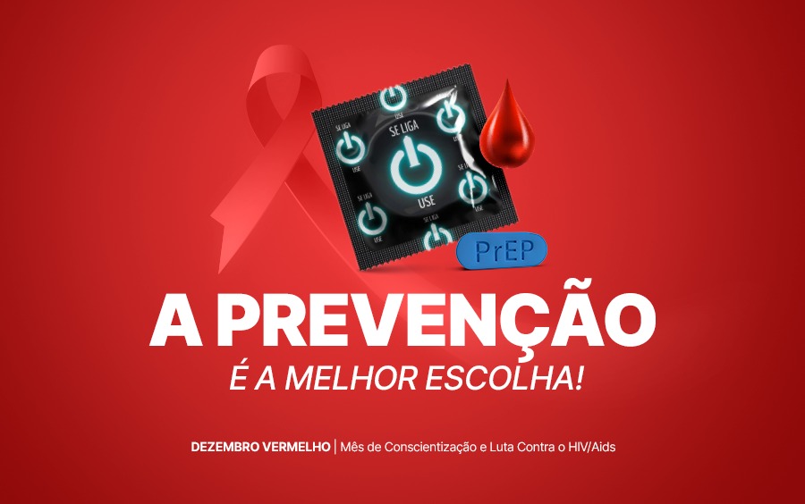 Cartaz com fundo vermelho e laço simbólico da campanha de prevenção ao HIV/Aids. No centro, há uma camisinha com estampa de símbolos de “liga/desliga” e o texto “SE LIGA USE”. Ao lado, uma gota vermelha de sangue e um comprimido azul com a palavra “PrEP”. Em destaque, a frase: “A PREVENÇÃO É A MELHOR ESCOLHA!”. Na parte inferior, em letras menores: “DEZEMBRO VERMELHO | Mês de Conscientização e Luta Contra o HIV/Aids”.