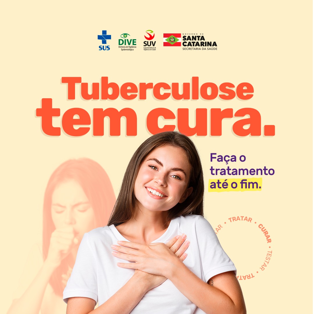 Cartaz informativo com fundo amarelo claro. Em destaque, a frase "Tuberculose tem cura." em letras grandes vermelhas, seguida do texto "Faça o tratamento até o fim." em roxo e amarelo. No centro, uma jovem sorridente com as mãos sobre o peito. Ao fundo, em transparência, a mesma jovem aparece tossindo. No topo da imagem, estão os logotipos do SUS, DIVE, SUV e do Governo de Santa Catarina – Secretaria da Saúde.