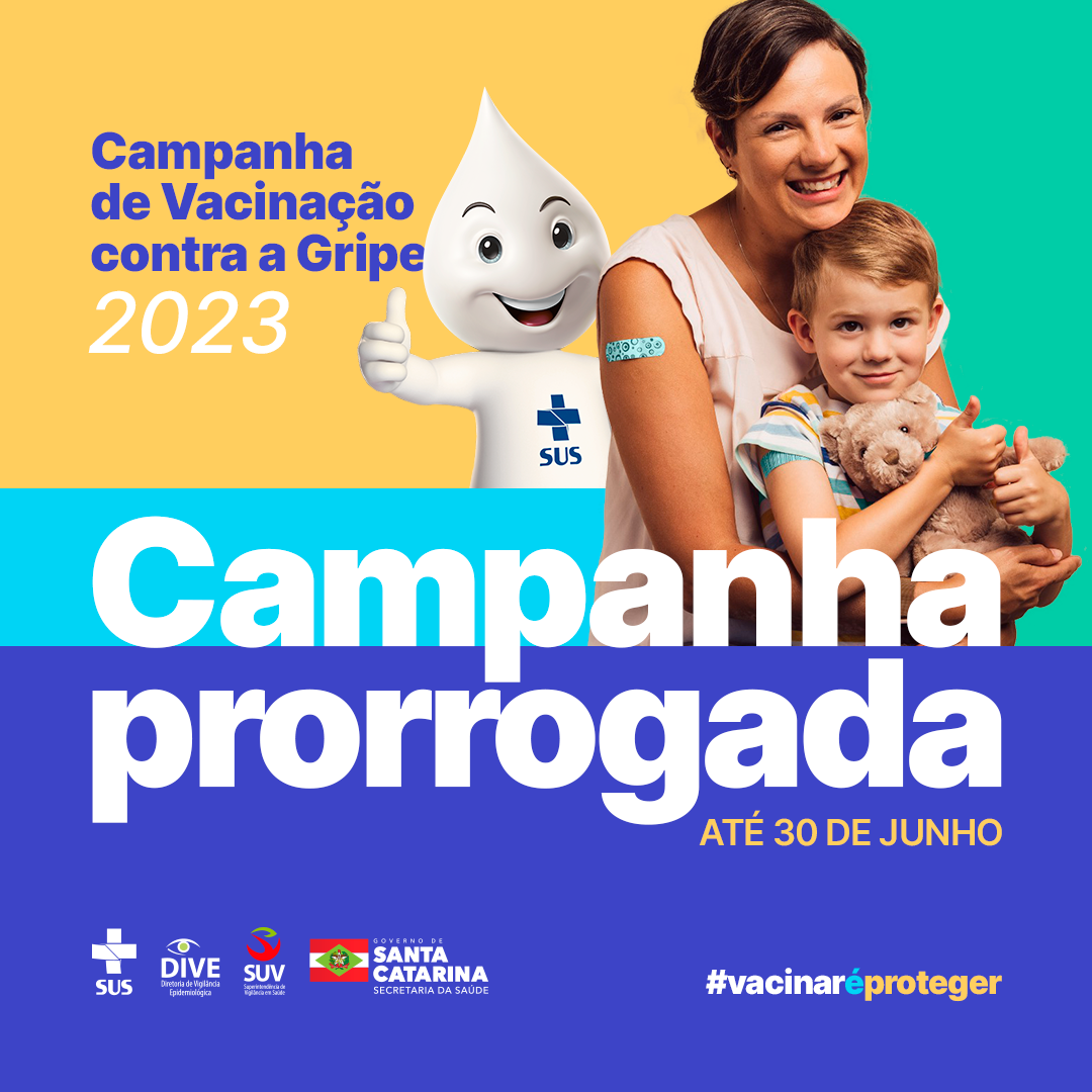 Cartaz da Campanha de Vacinação contra a Gripe 2023 com o aviso "Campanha prorrogada até 30 de junho". A imagem mostra uma mulher sorridente com curativo no braço, segurando uma criança loira com um ursinho de pelúcia. Ao lado, o personagem Zé Gotinha aparece sorrindo e fazendo sinal de positivo. Na parte inferior estão os logotipos do SUS, DIVE, SUV, Governo de Santa Catarina e a hashtag #vacinaréproteger.