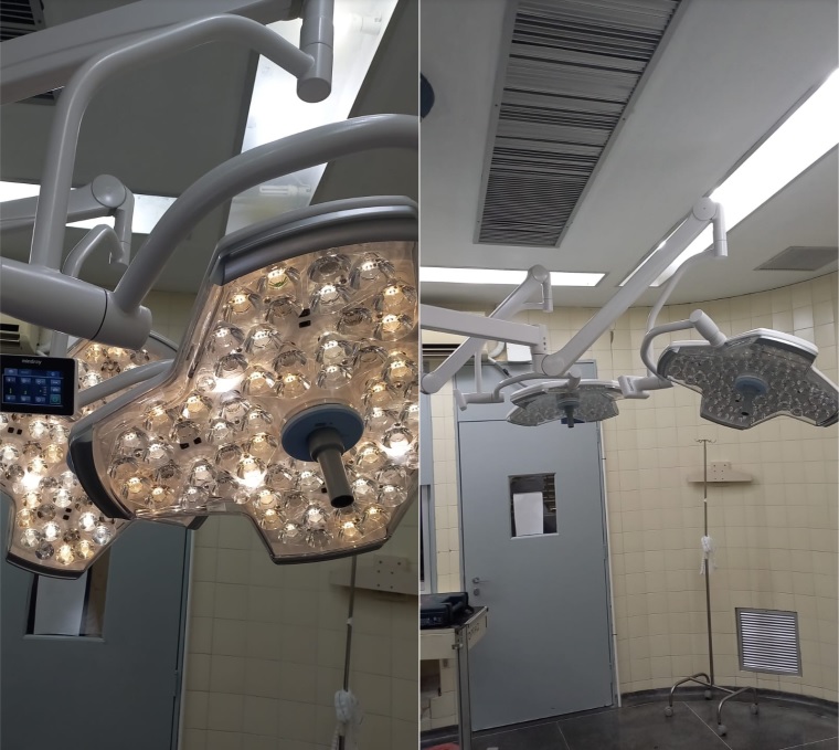 Montagem com dois ângulos de novos focos cirúrgicos instalados em sala de operação, acesos com luz branca.