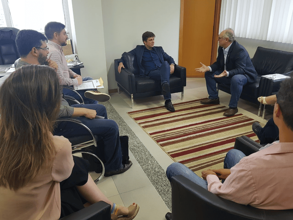 secretrio com o prefeito de balnerio camburiu 1