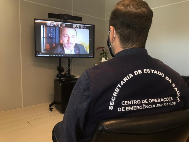 Pessoa participando de uma videoconferência com o governador do estado de Santa Catarina.