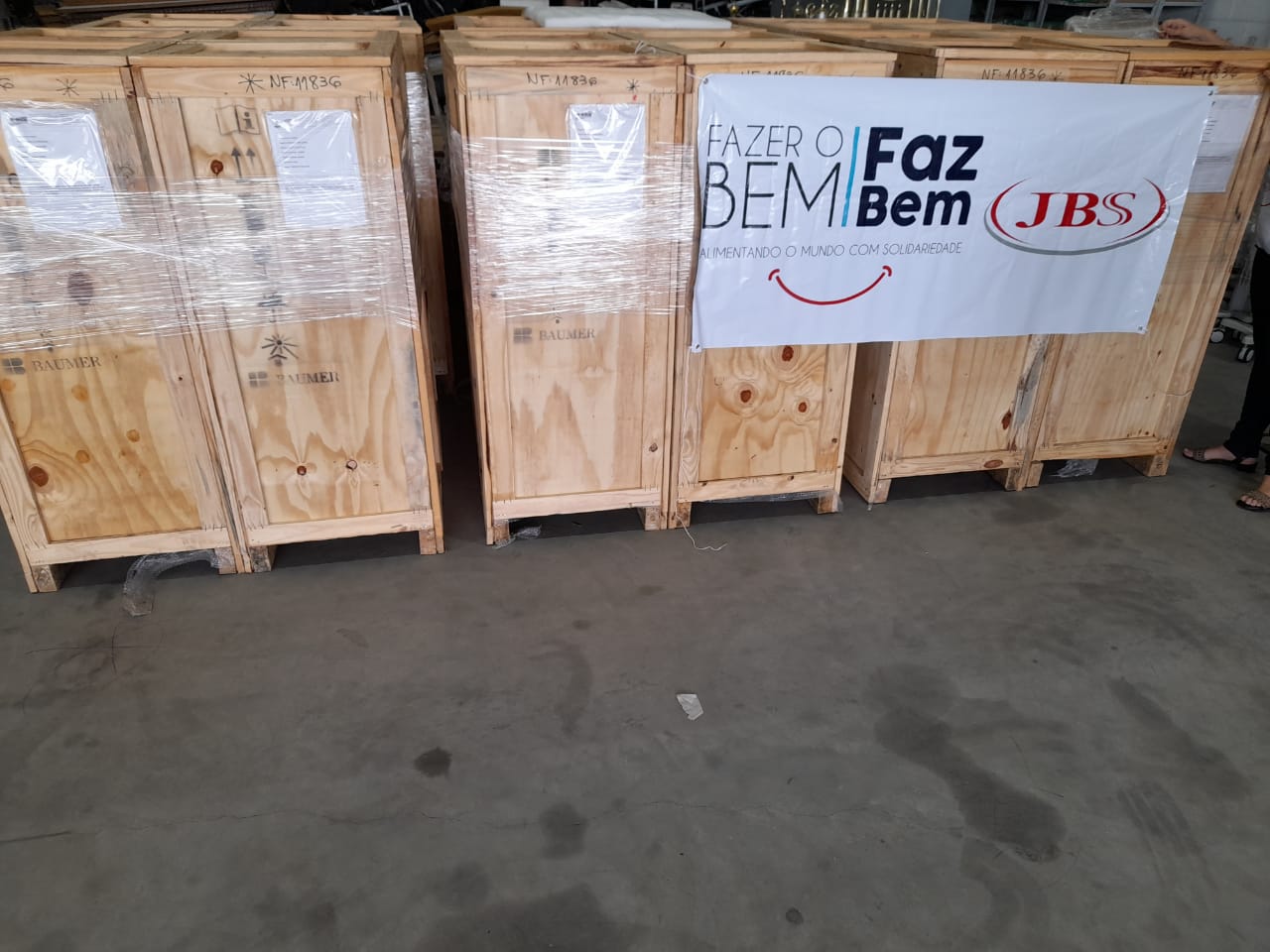 Imagem registra o carregamento de equipamentos doados pela JBS, dispostos em várias caixas.
