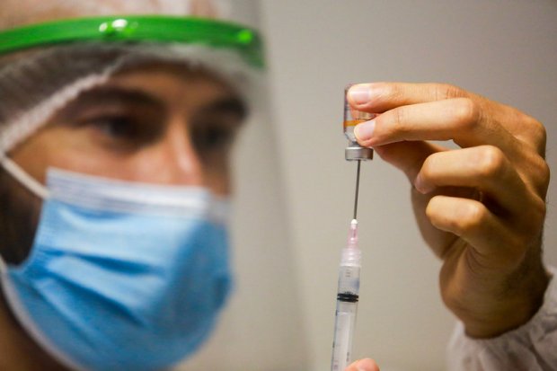 Funcionário da saúde prepara uma seringa para aplicação de dose contra a COVID-19.