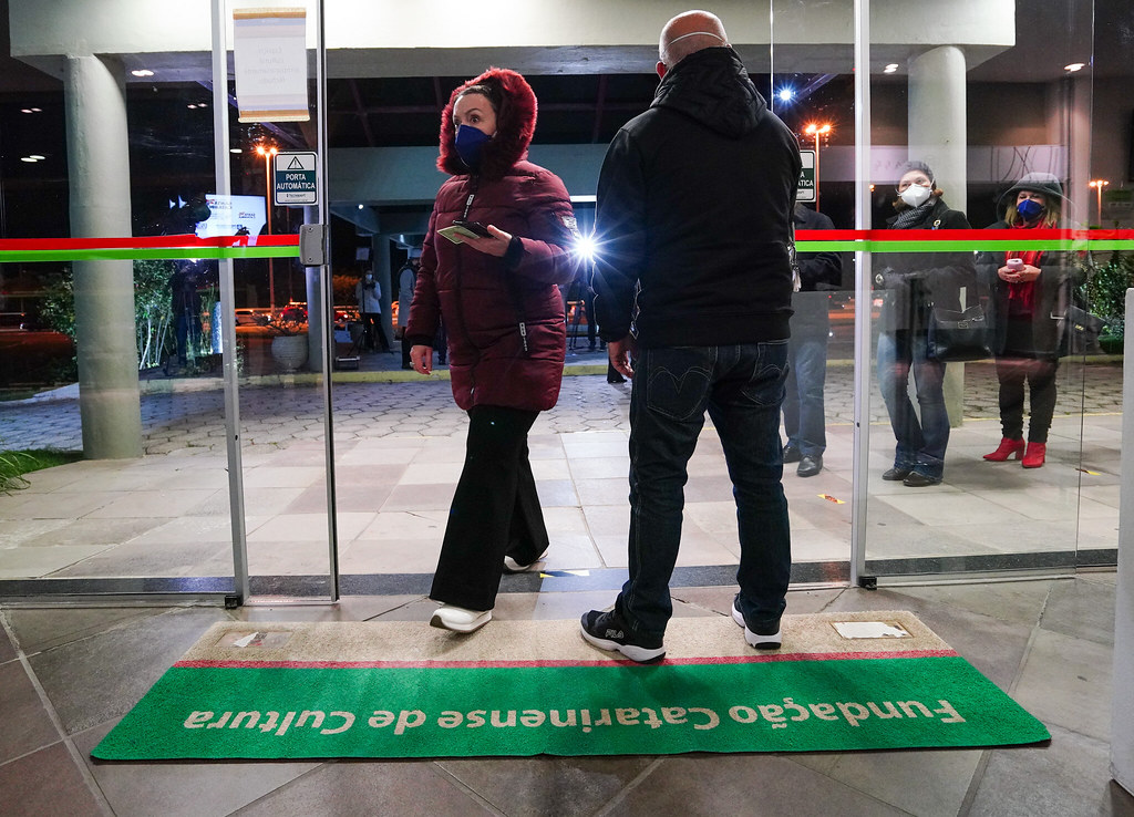 Mulher entrando em porta do CIC 