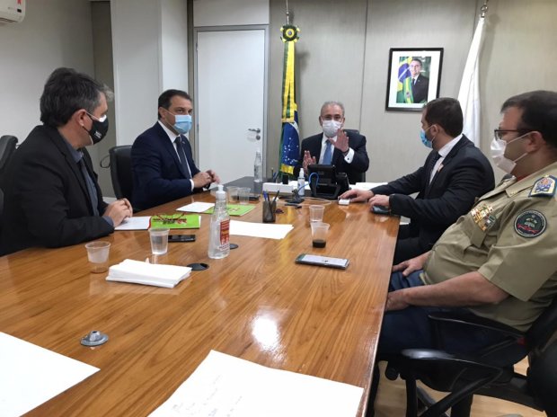Governador Carlos Moisés e quatro autoridades em reunião com o novo ministro da Saúde em Brasília, discutindo demandas de Santa Catarina no enfrentamento à COVID-19.