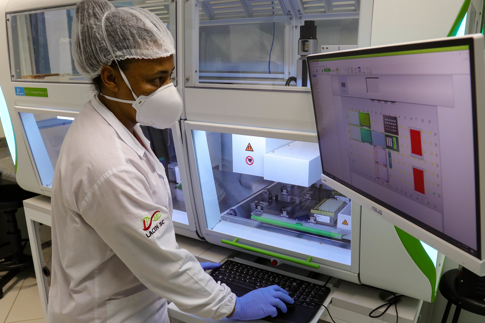 Profissional utilizando computador em laboratório