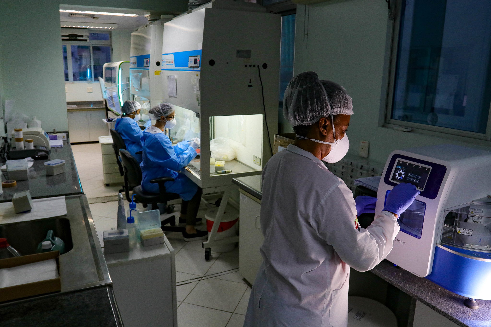 Laboratório com pessoas trabalhando