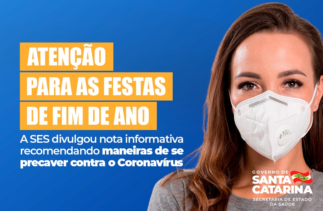 Card informativo com fundo azul e imagem de uma mulher usando máscara PFF2 branca. O texto em destaque diz: 'ATENÇÃO PARA AS FESTAS DE FIM DE ANO'. Abaixo, está escrito: 'A SES divulgou nota informativa recomendando maneiras de se precaver contra o Coronavírus'. No canto inferior direito, aparece o logotipo do Governo de Santa Catarina com a inscrição 'Secretaria de Estado da Saúde'.