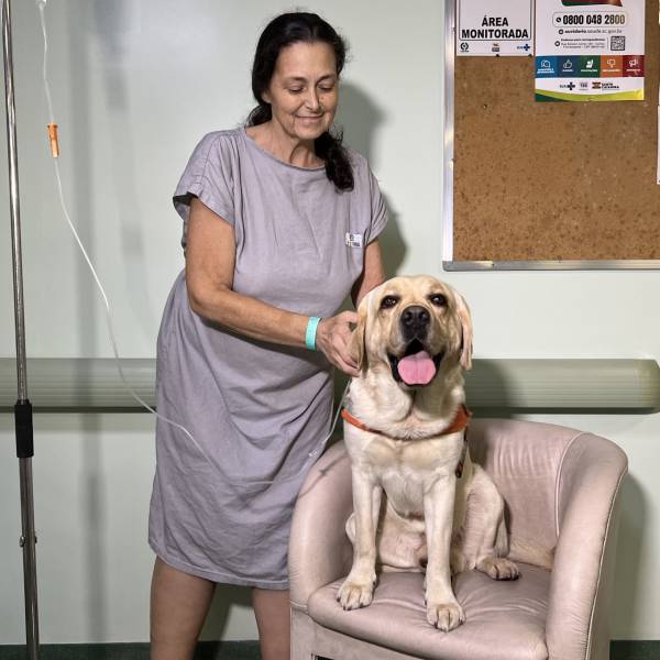 Cães do Corpo de Bombeiros Militar de Santa Catarina levam amor e alegria aos pacientes do CEPON em ação do Outubro Rosa