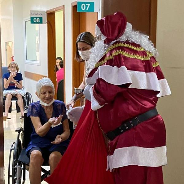 O amor supera o medo: paciente do CEPON se transforma em Papai Noel e leva esperança ao hospital