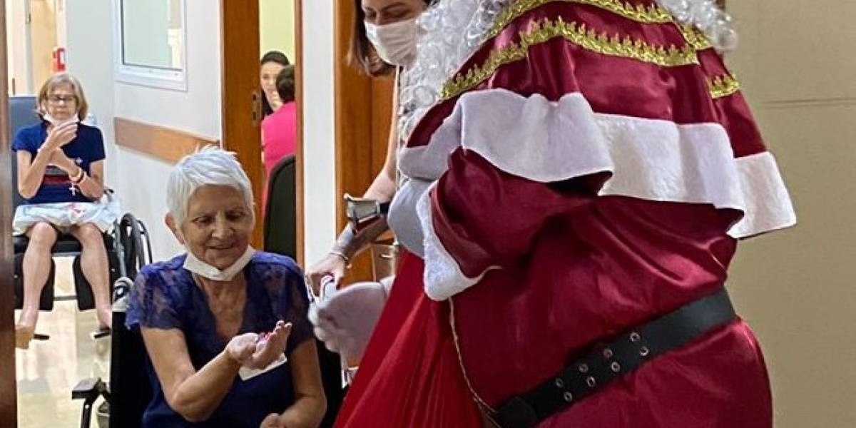 O amor supera o medo: paciente do CEPON se transforma em Papai Noel e leva esperança ao hospital