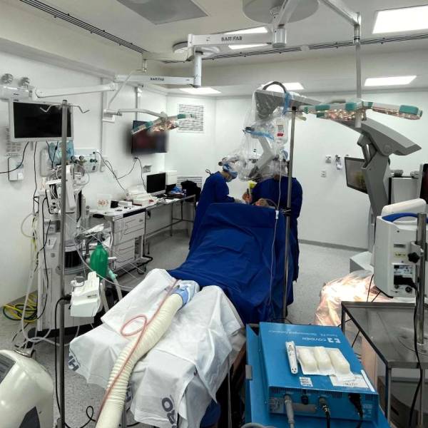 Hospital Regional do Oeste transmite cirurgia ao vivo em simpósio sobre neuro-oncologia