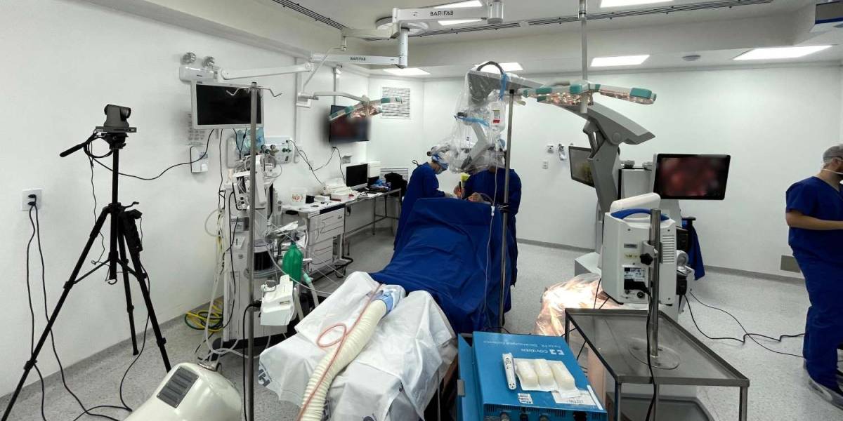 Hospital Regional do Oeste transmite cirurgia ao vivo em simpósio sobre neuro-oncologia