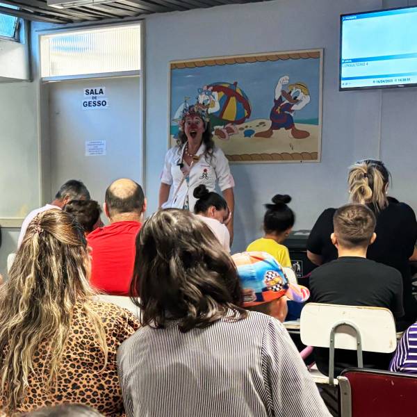 Em clima de Páscoa, pacientes do Hospital Infantil Joana de Gusmão recebem visita dos (A)Gentes do Riso