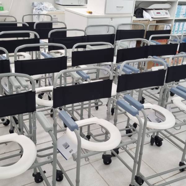 Governo do Estado entrega novas cadeiras de banho ao Hospital Tereza Ramos de Lages