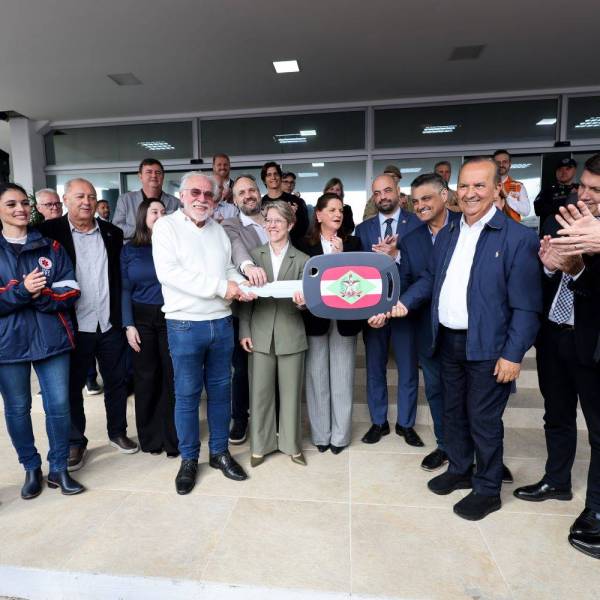 Governador Jorginho Mello entrega motolâncias, equipamentos e uniformes para o Samu 