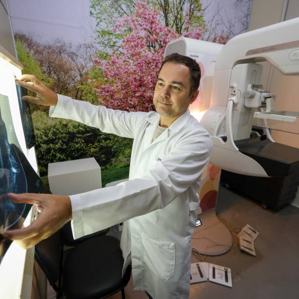 Outubro Rosa: Maternidade Carmela Dutra intensifica exames de mamografia para prevenção do câncer de mama