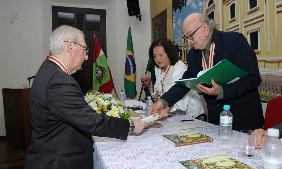 Importante nome da saúde catarinense, Dr. Murillo Capella toma posse na Academia Catarinense de Letras