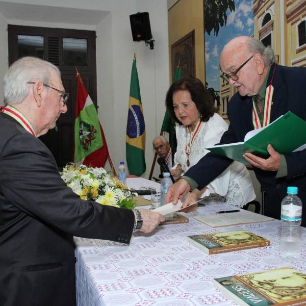 Importante nome da saúde catarinense, Dr. Murillo Capella toma posse na Academia Catarinense de Letras
