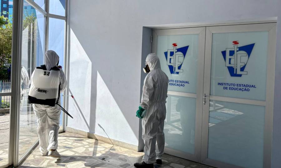 Dengue SC: Saúde realiza aplicação de inseticida no Instituto Estadual de Educação para controle do mosquito Aedes aegypti