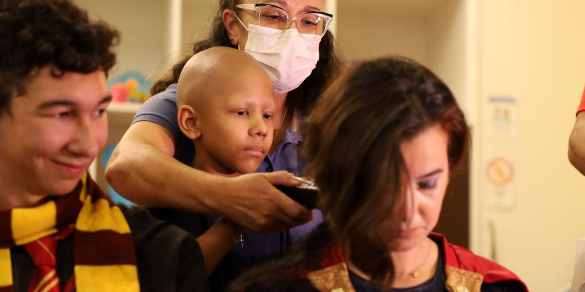 Crianças do HIJG raspam o cabelo de super-heróis em ação pelo diagnóstico precoce do câncer infantil