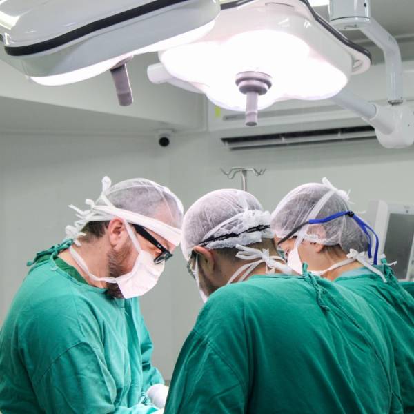 Hospital Santo Antônio, de Blumenau, realiza primeira cirurgia de revisão de prótese de quadril em nova estratégia estadual