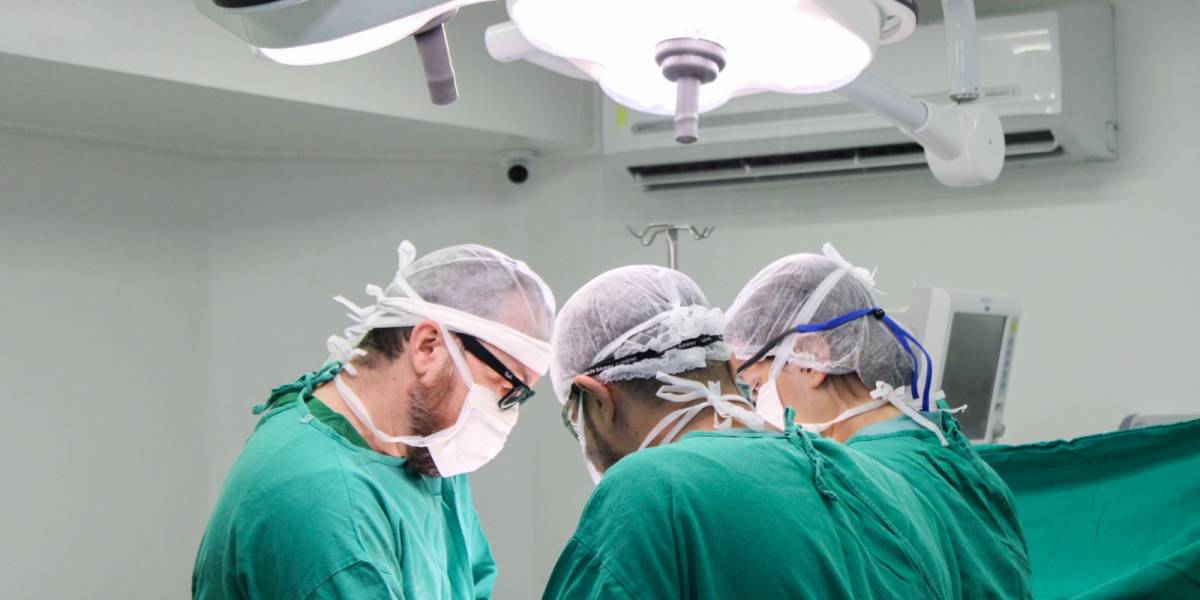 Hospital Santo Antônio, de Blumenau, realiza primeira cirurgia de revisão de prótese de quadril em nova estratégia estadual