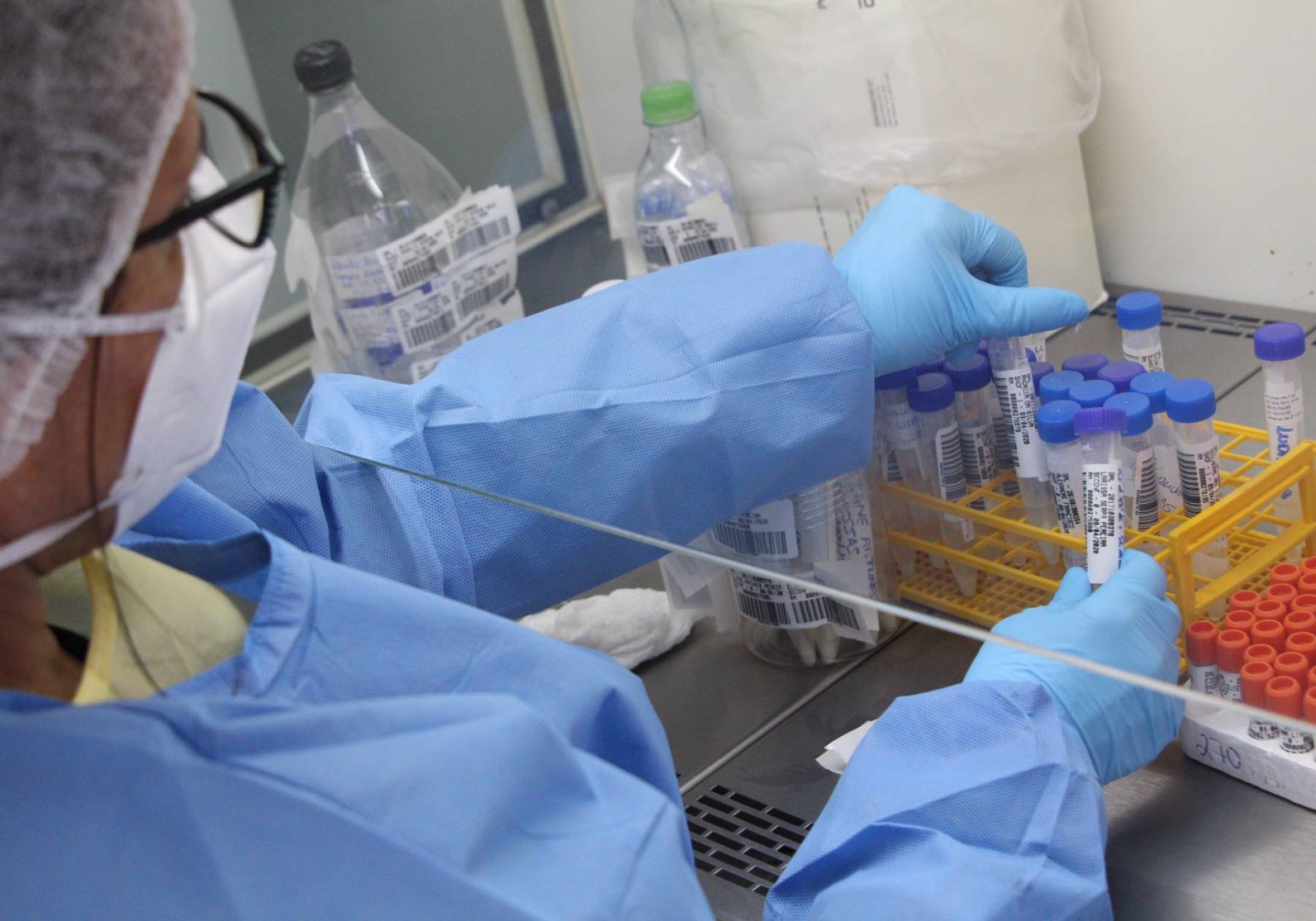 LACEN realiza mais de 1,1 milhão de análises com redução no tempo de entrega de laudos