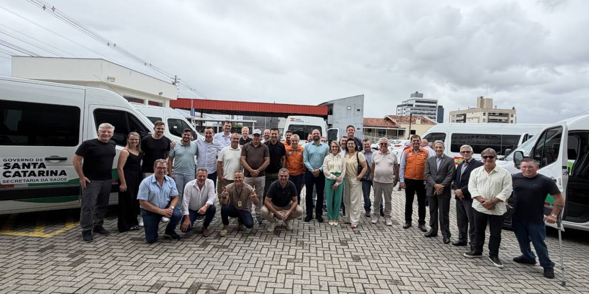 Secretaria da Saúde entrega cinco novas vans para aprimorar o transporte de pacientes no Tratamento Fora de Domicílio