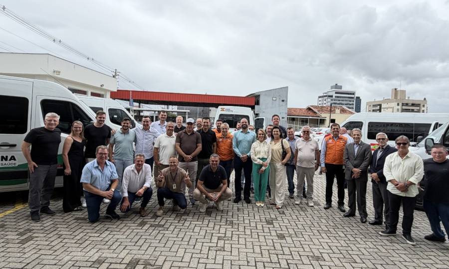 Secretaria da Saúde entrega cinco novas vans para aprimorar o transporte de pacientes no Tratamento Fora de Domicílio