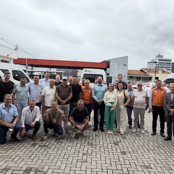 Secretaria da Saúde entrega cinco novas vans para aprimorar o transporte de pacientes no Tratamento Fora de Domicílio