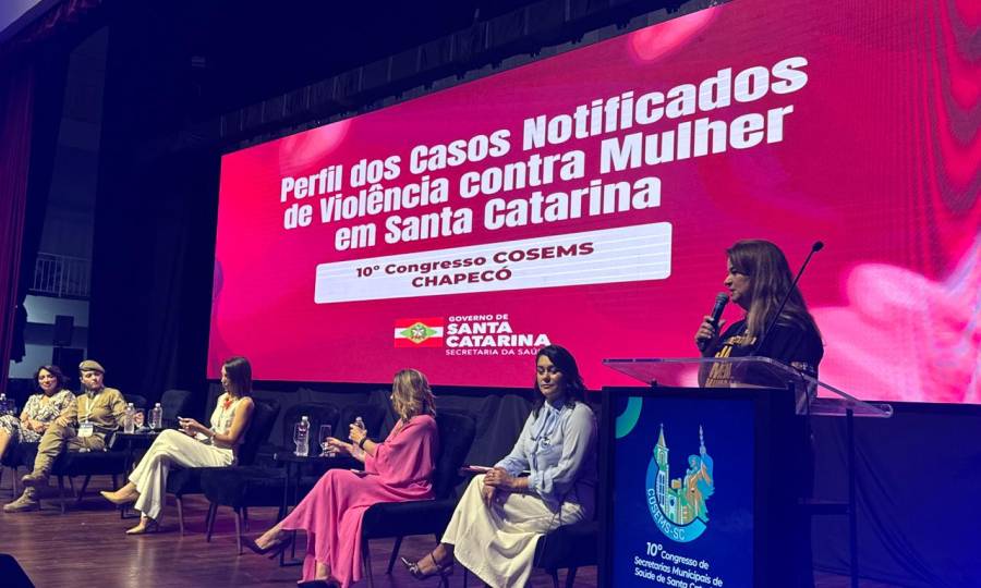 Saúde SC reforça campanha “Seja Homem. Denuncie” com panorama da violência contra a mulher no 10º Congresso do Cosems