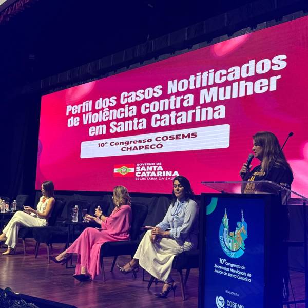 Saúde SC reforça campanha “Seja Homem. Denuncie” com panorama da violência contra a mulher no 10º Congresso do Cosems