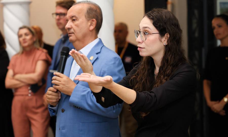 Lançado pelo Governo do Estado, “SC em Libras” está disponível em hospitais públicos 