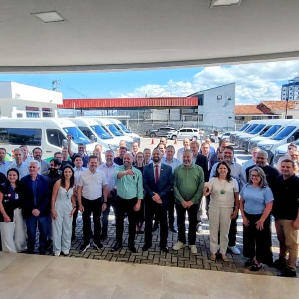 Estado entrega 12 vans para o transporte de pacientes a municípios catarinenses