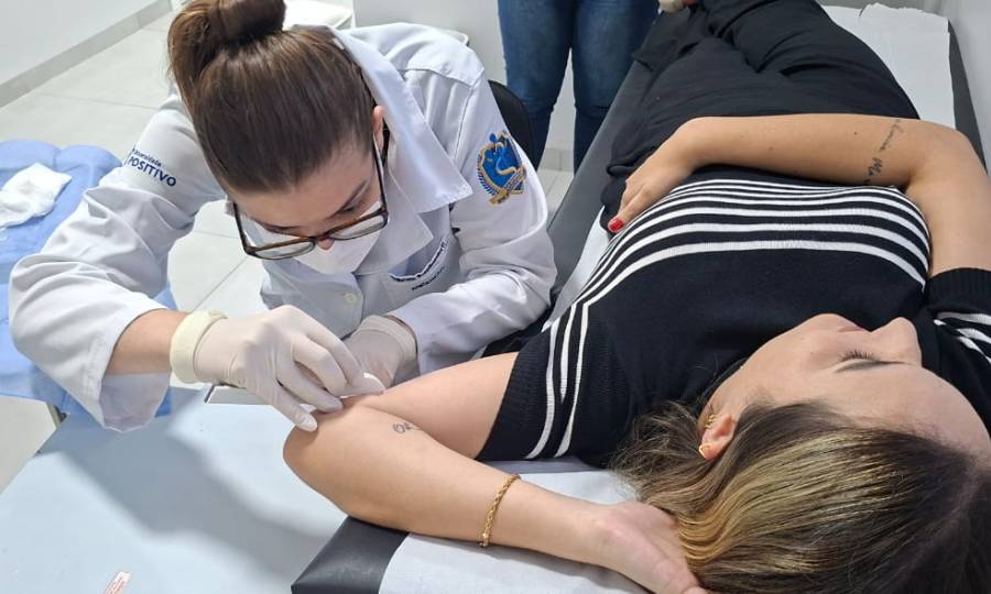 Médicos recebem treinamento para inserção de implantes contraceptivos na rede pública de Jaraguá do Sul