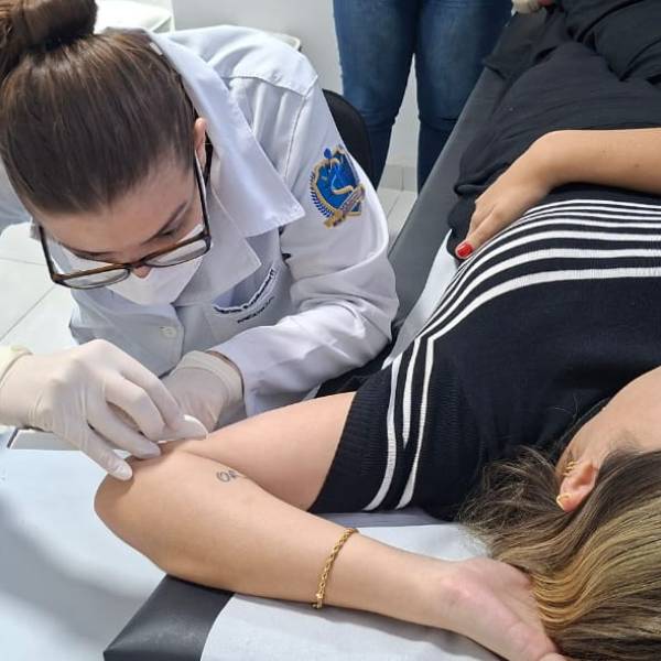 Médicos recebem treinamento para inserção de implantes contraceptivos na rede pública de Jaraguá do Sul