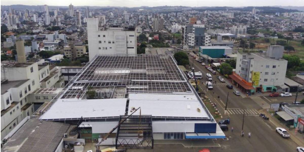 Saúde em Obras: Estado avança em mais de 80% da revitalização do telhado do Hospital Regional do Oeste em Chapecó