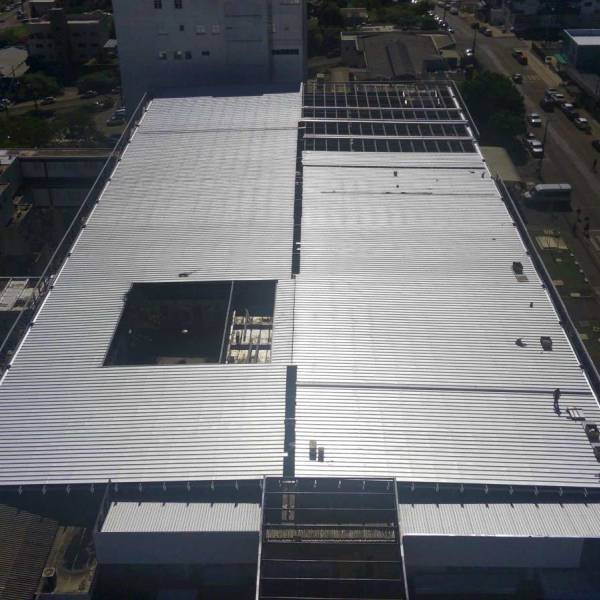 Saúde em Obras: Estado avança em mais de 80% da revitalização do telhado do Hospital Regional do Oeste em Chapecó