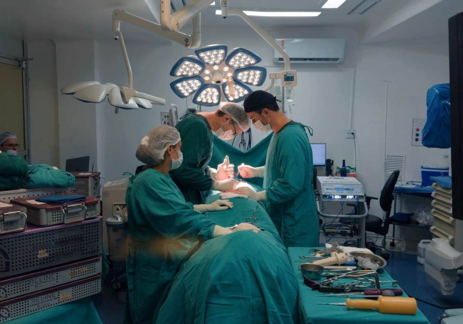 Estado fortalece assistência pediátrica com primeira cirurgia de coluna no Hospital Pequeno Anjo em Itajaí