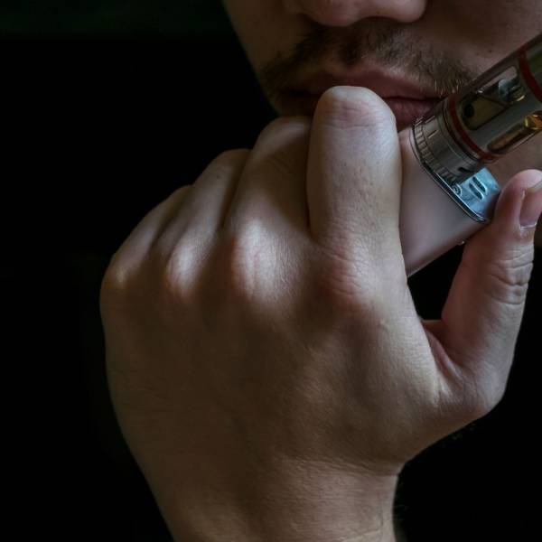 Santa Catarina registra queda do tabagismo, mas avanço dos cigarros eletrônicos entre jovens acende alerta