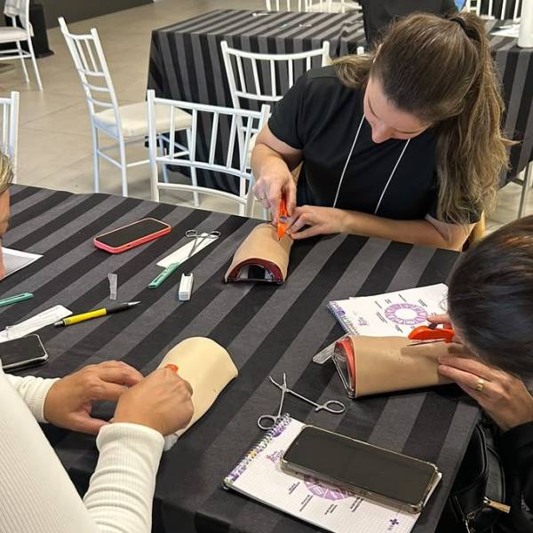 Mais de 400 profissionais são capacitados para inserção de implante contraceptivo subdérmico em Santa Catarina