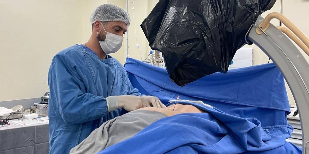 Hospital Celso Ramos realiza primeiro procedimento combinado de medicina regenerativa para tratamento de dor crônica